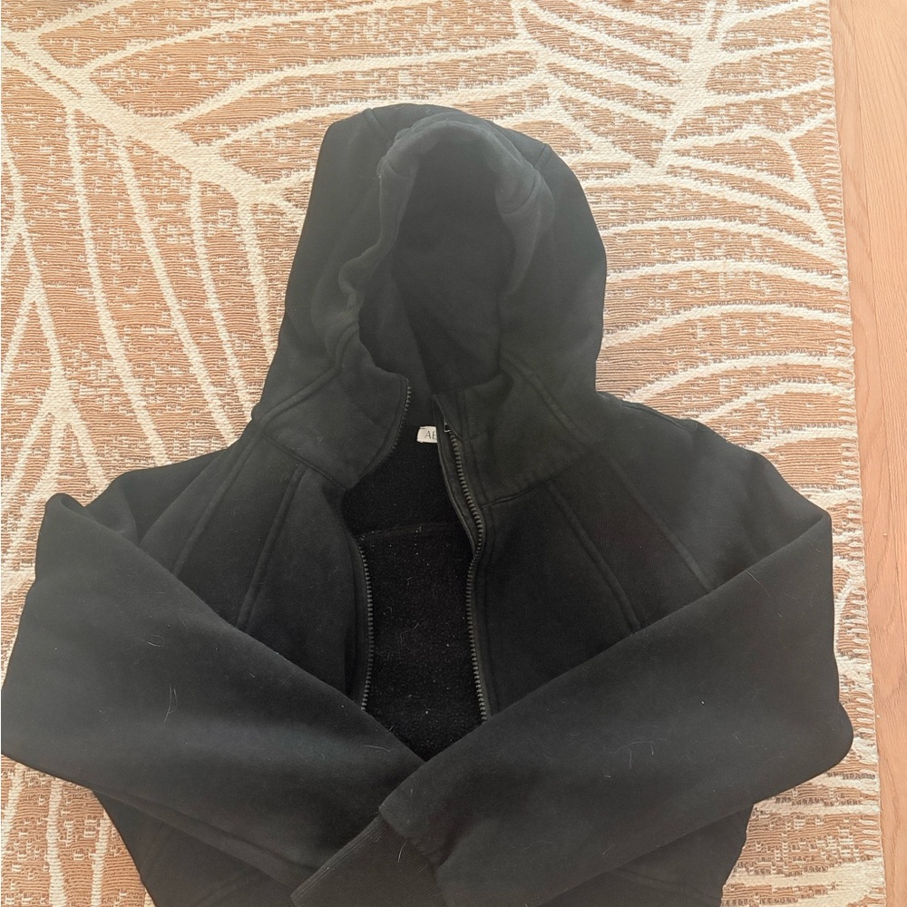 AEMI+CO Medium Cropped Sweatshirt